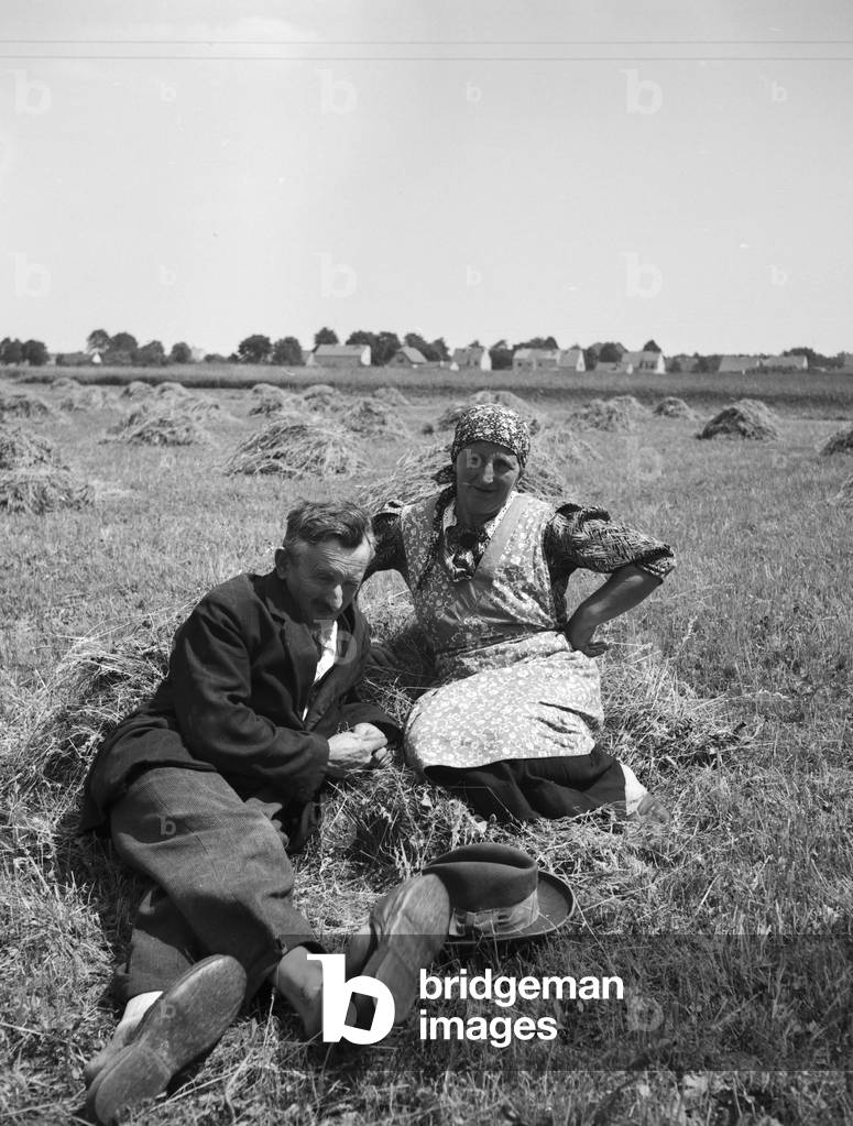 Peopel resting from wandering and having a picknick, Germany 1930s (b/w photo)