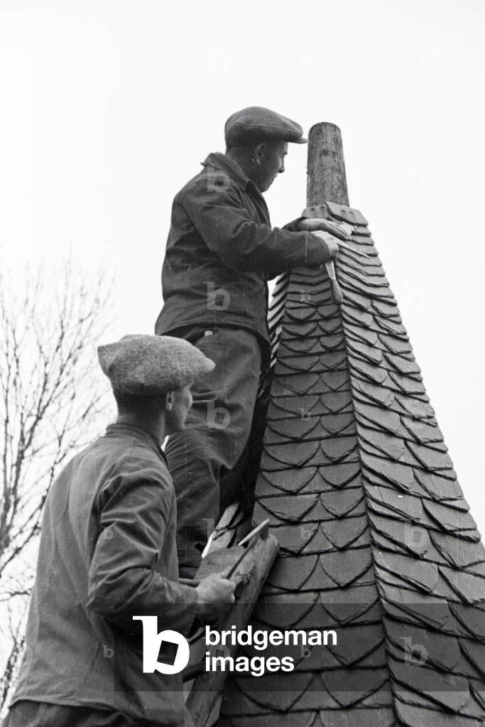 Trainees of a roofer school at a tutorial, Germany 1937 (b/w photo)