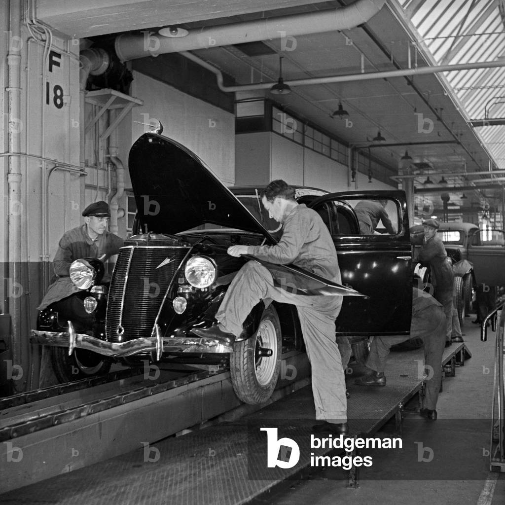 A Ford V8 at its final work station at the Ford factory at Cologne, Germany 1930s (b/w photo)