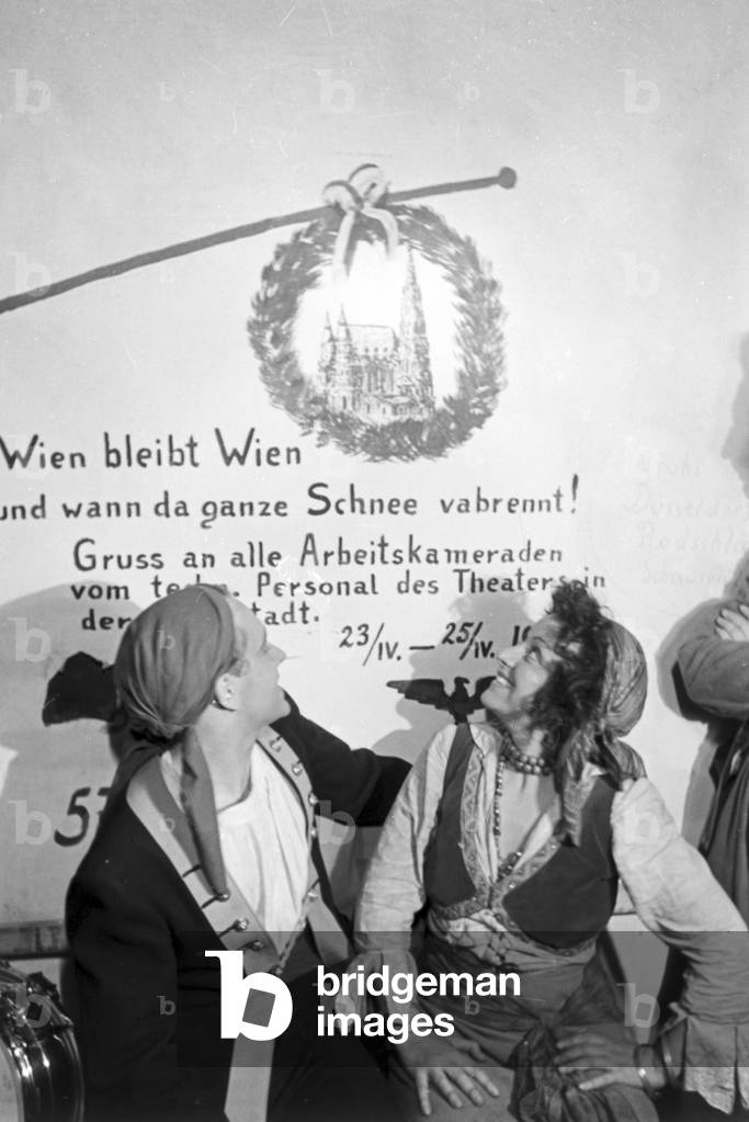 Visitation of Vienna´s Theater in der Josefstadt, Germany 1930s (b/w photo)