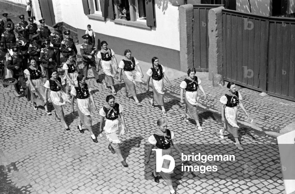 Girls at the pageant of the annual radish fair at Schifferstadt, Germany 1930s (b/w photo)