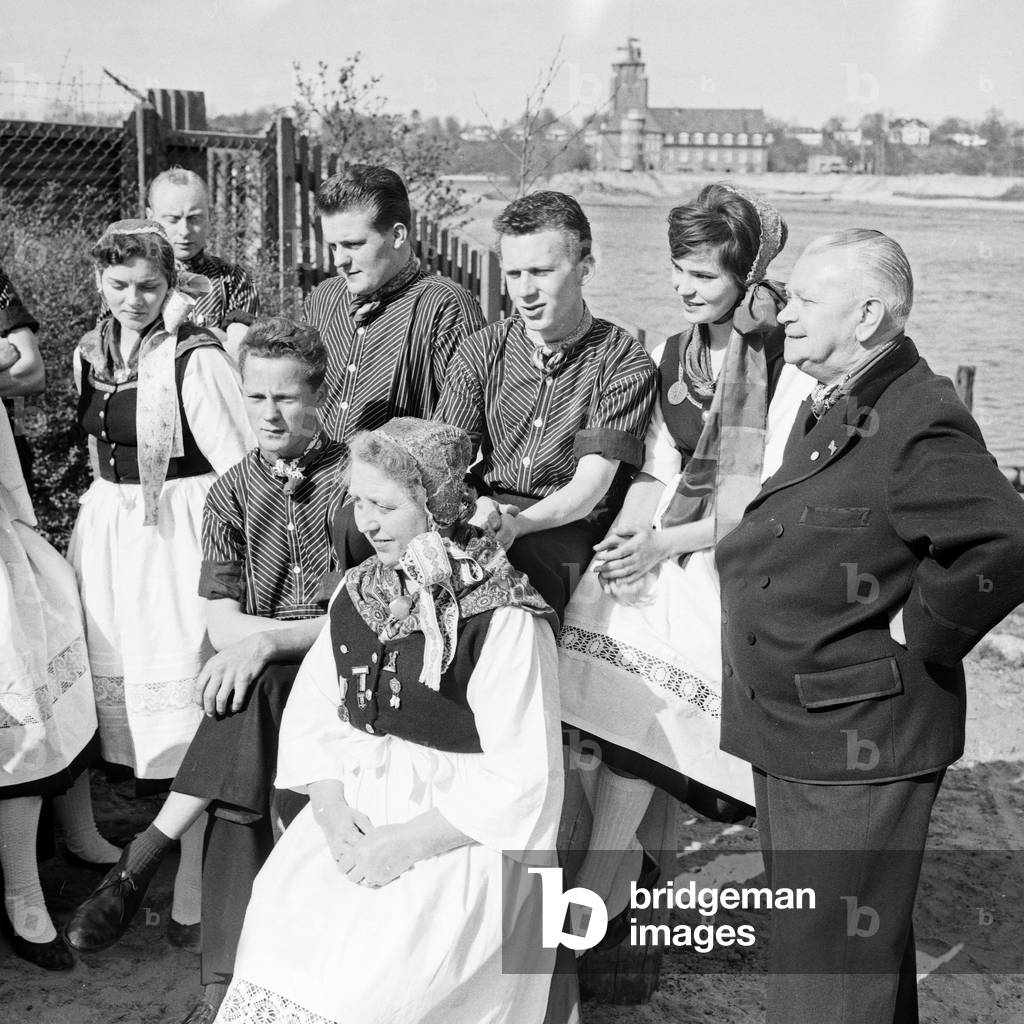 Members of a Speeldeel singing in the array of the Oldenburg landscape, Germany 1960s