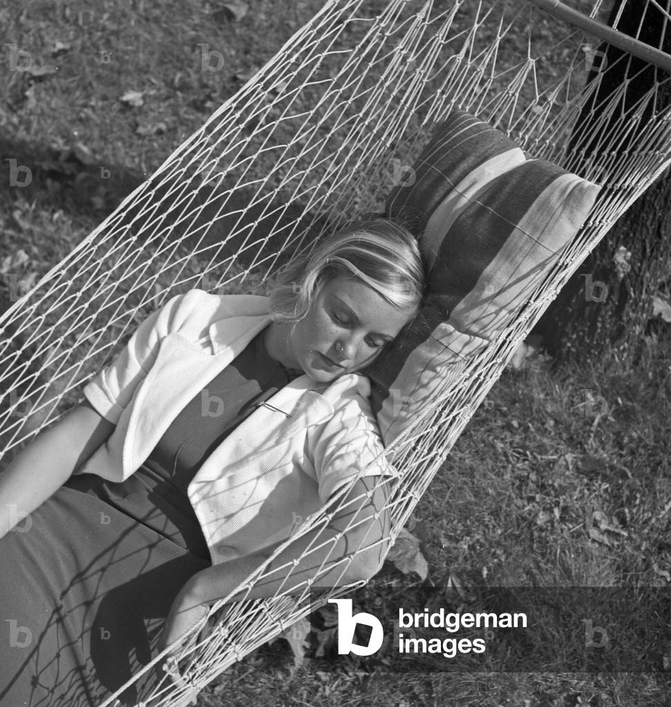 A young woman in the garden in summertime, Germany 1930s (b/w photo)