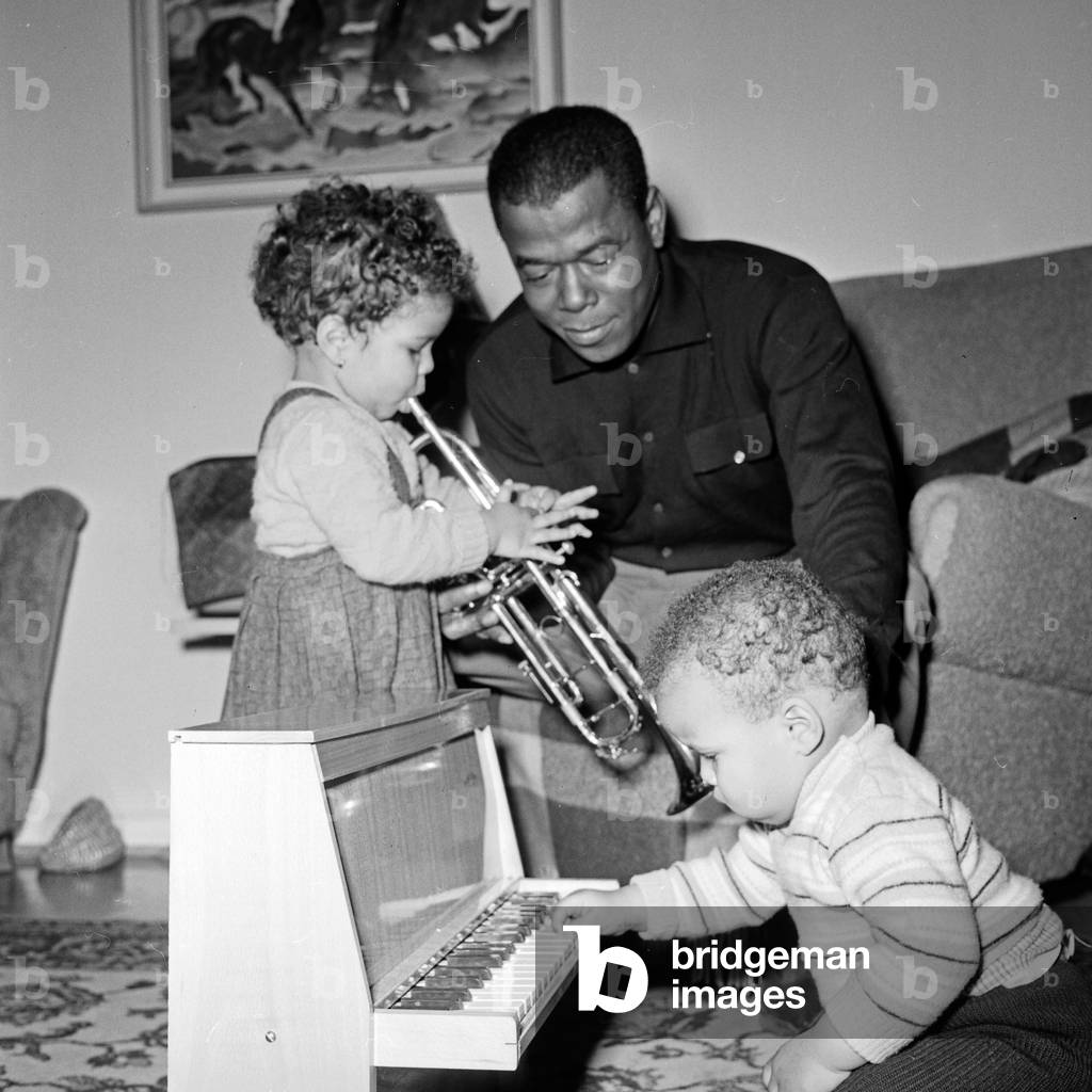 Jazz trumpet player and Schlager singer Billy Mo with his children Susanna and Jeffrey Gordon, Germany 1960s