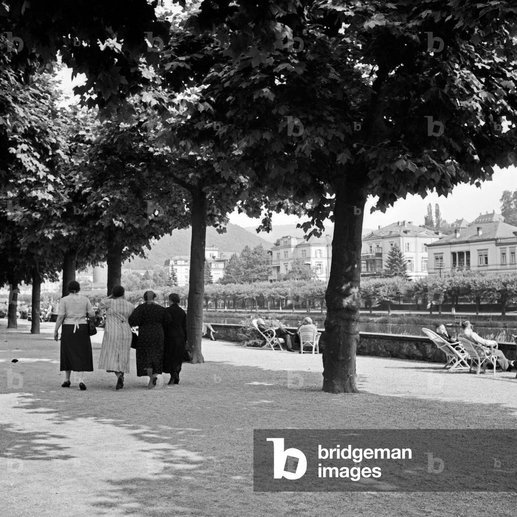 Spa guests strolling ot the shore of river Lahn at Bad Ems, Germany 1930s (b/w photo)