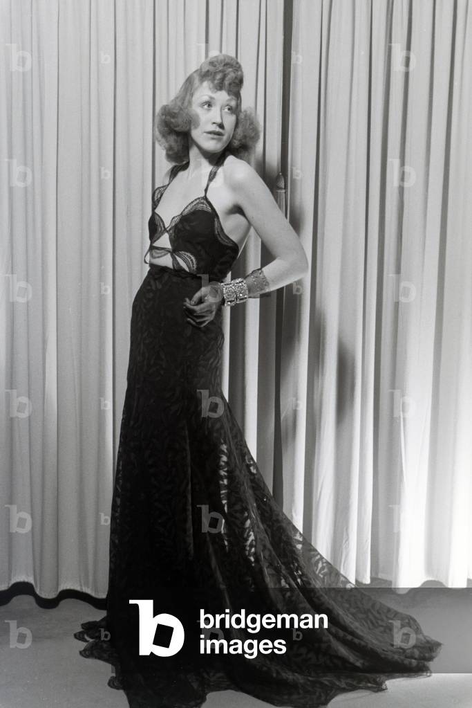 A model trying a dress of fashion designer Hilda Romatzki, Germany ca.1939 (b/w photo)