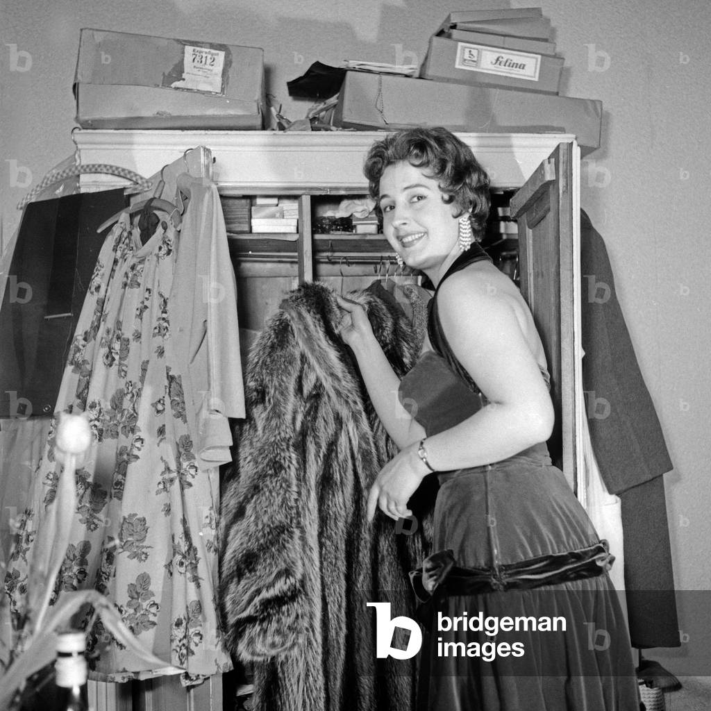 German schlager singer Renee Franke in front of her closet, Hamburg 1956