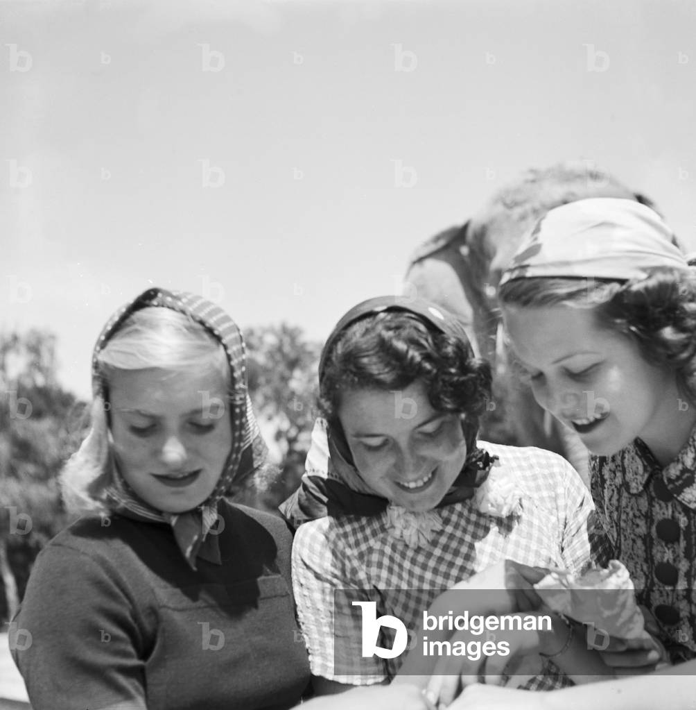 Three young women at Wilhelma zoological garden in Stuttgart, Germany 1930s (b/w photo)