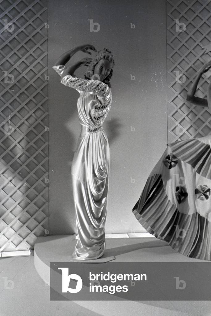 Display dummy in feastful evening dress, made of the synthetic rubber vistra of the chemistry company I, G. Farbenindustrie AG, Germany 1940s (b/w photo)