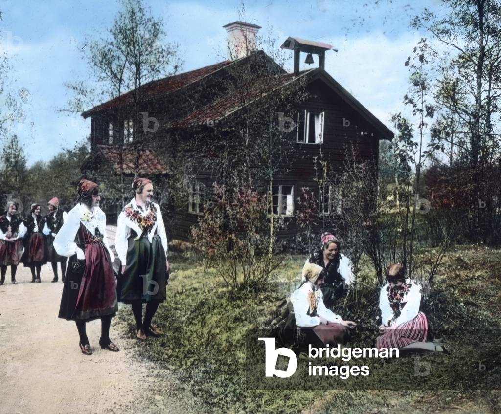Sweden, Dalekarlien province, young women in front of the weaving school Sterglntan in Iocality of Insjn. Image date: circa 1920. Carl Simon Archive