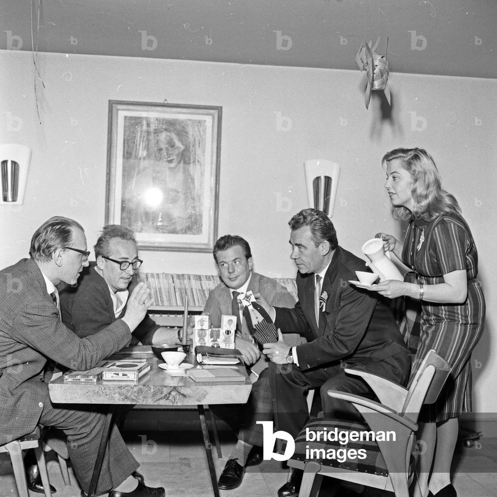 German entertainer and TV host Peter Frankenfeld and his wife Lonny Kellner having guests at his house, Germany 1960s