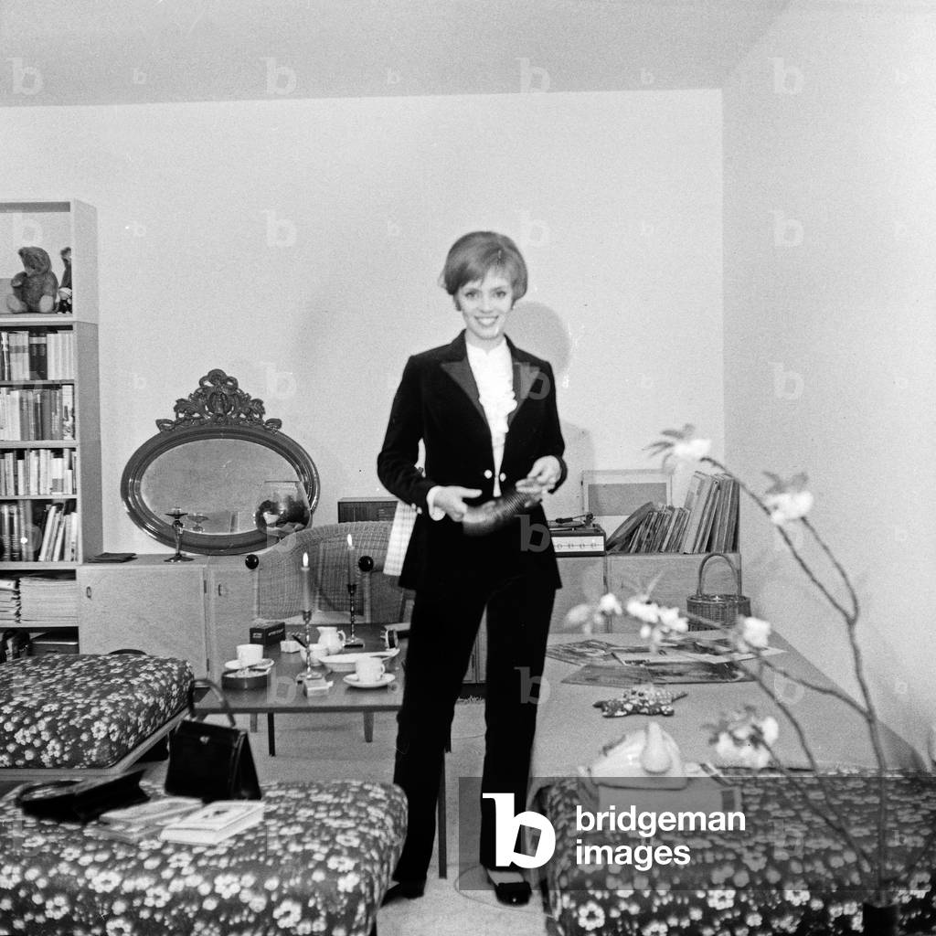 German actress Heidi Mahler at her living room, Germany 1960s