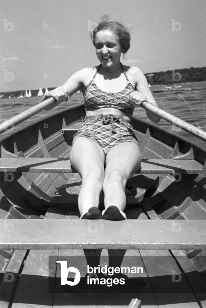 Swimming beauty at lake Wannsee lido in Berlin, Germany 1930s (b/w photo)