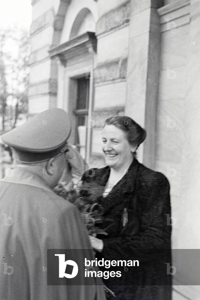 The director of the Wagner festival at Bayreuth, mrs Winifred Wagner, with a prominent guest, Germany 1930s (b/w photo)