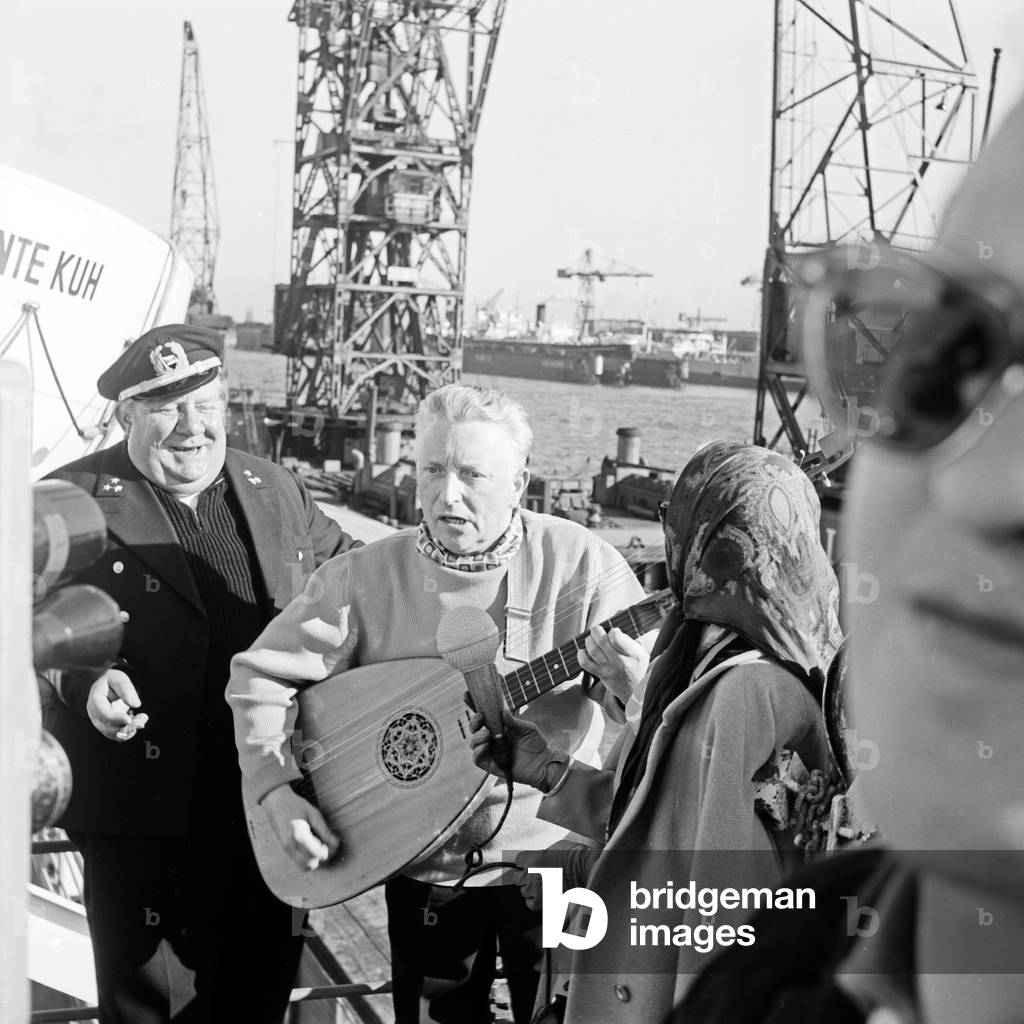 Cast of the Hamburg Ohnsorg Theatre at the ship 