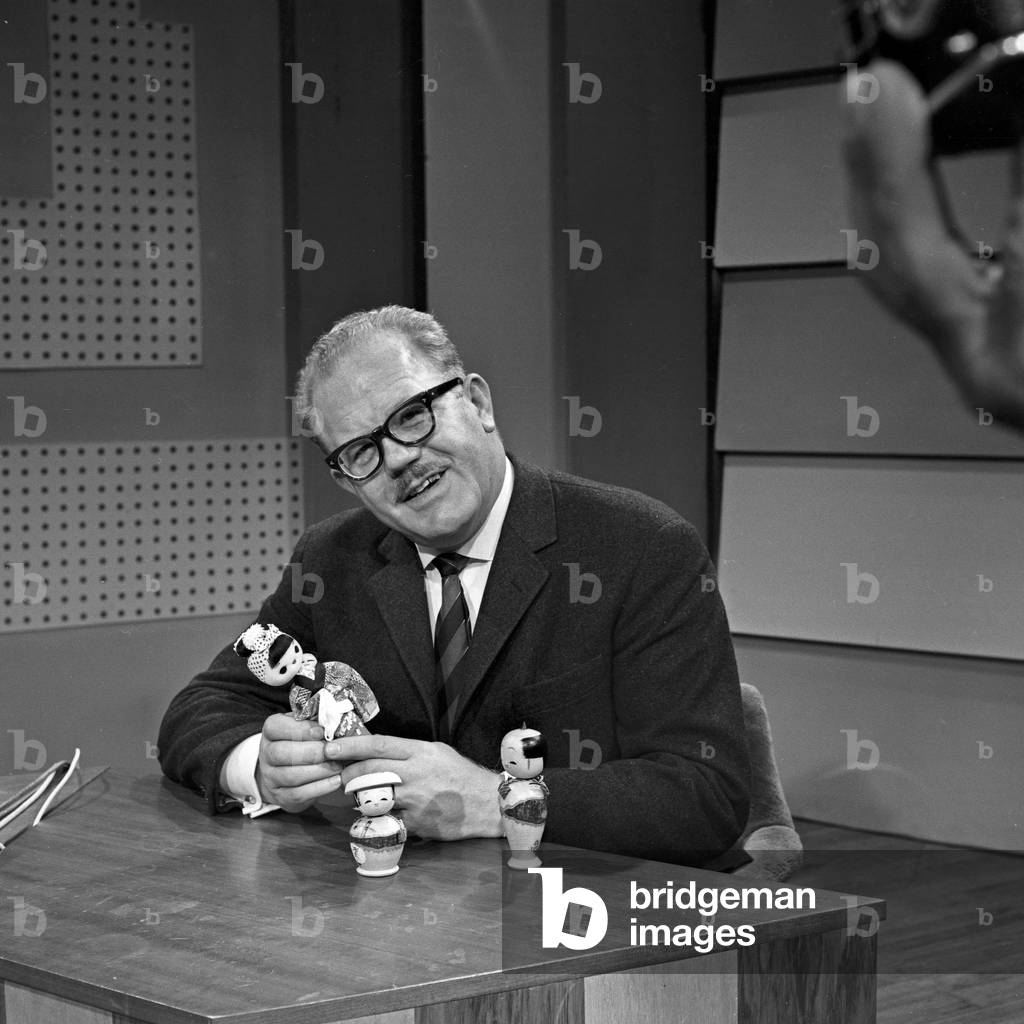 Journalist and presenter Werner Budstedt explaining countries abroad, here Japan, Germany 1960s