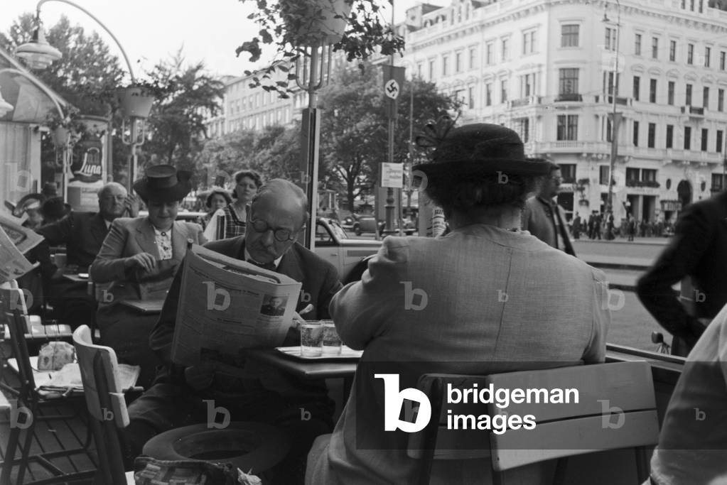 Daily routine in a Viennese coffeehouse, Germany 1930s (b/w photo)