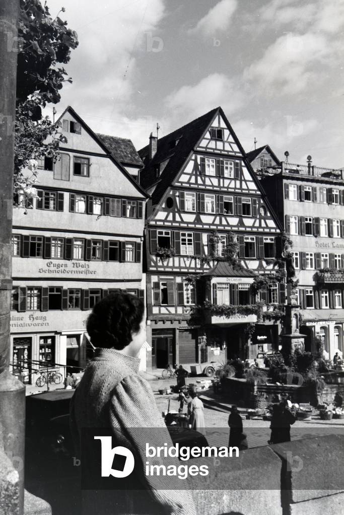 The vegetable market at the fountain on the market square in Tübingen, Germany 1930s (b/w photo)