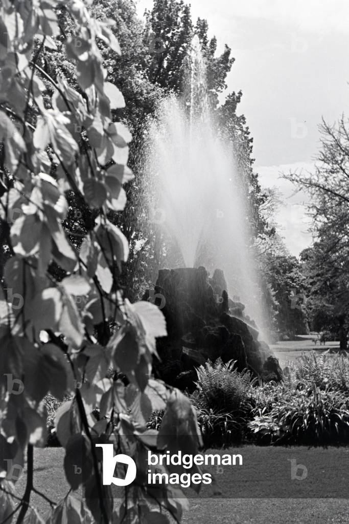The Sintersteinbrunnen (sinter stone fountain) in the Lichtentaler Allee in Baden-Baden, Germany 1930s (b/w photo)