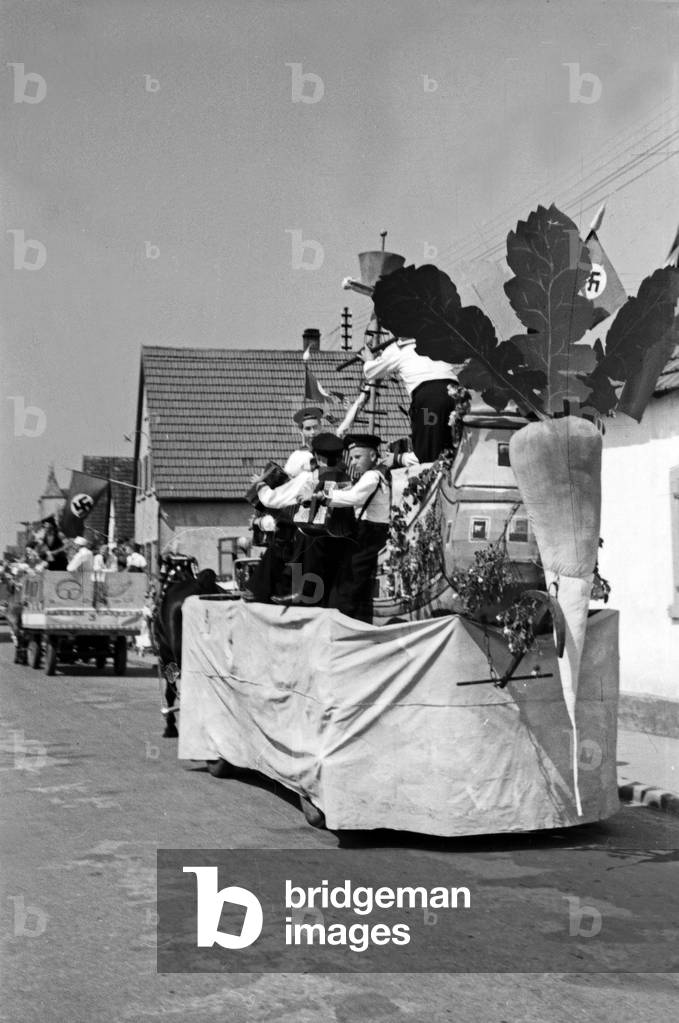 Horse carriages at the pageant of the annual radish fair at Schifferstadt, Germany 1930s (b/w photo)