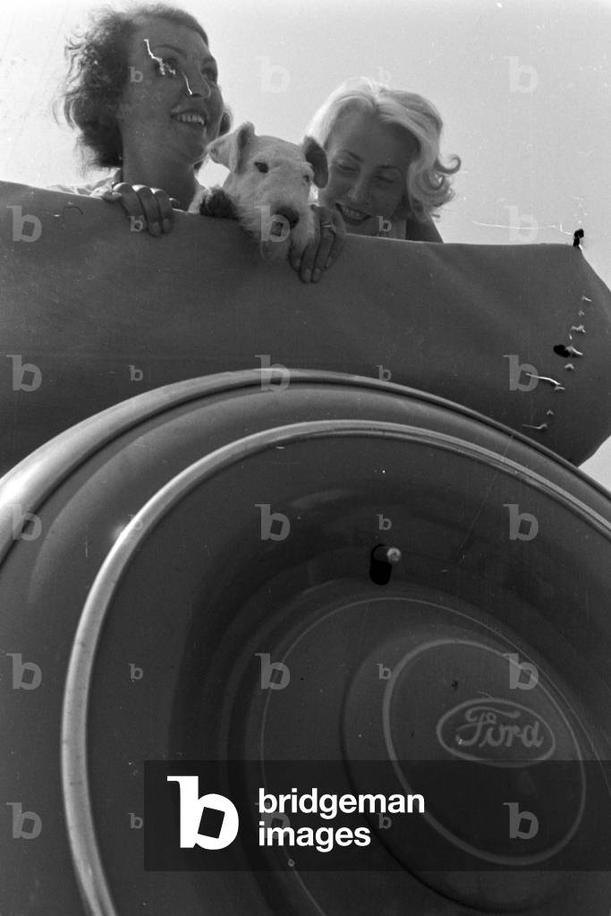 A ride with the Ford V8, Germany 1930s (b/w photo)