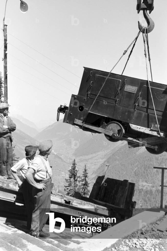 A village developing at the Piz Buin, Germany 1930s (b/w photo)