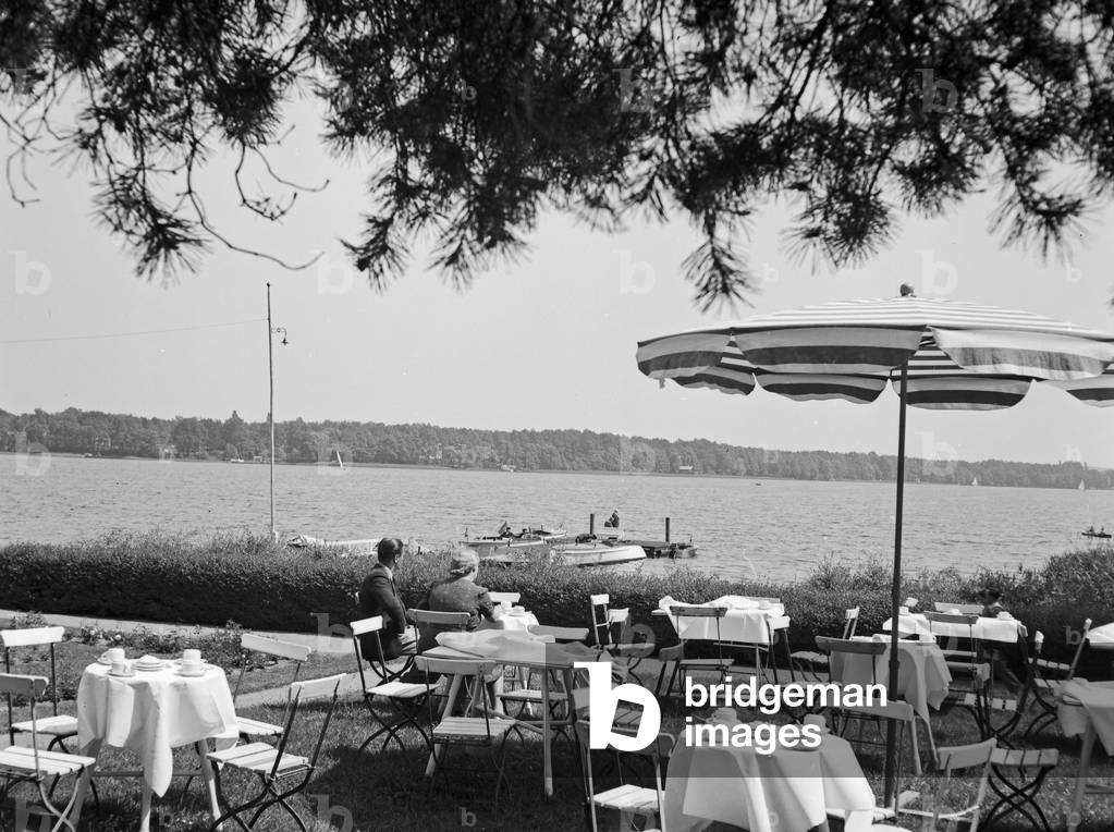 Going to the restaurant in summer time, Germany 1930s (b/w photo)
