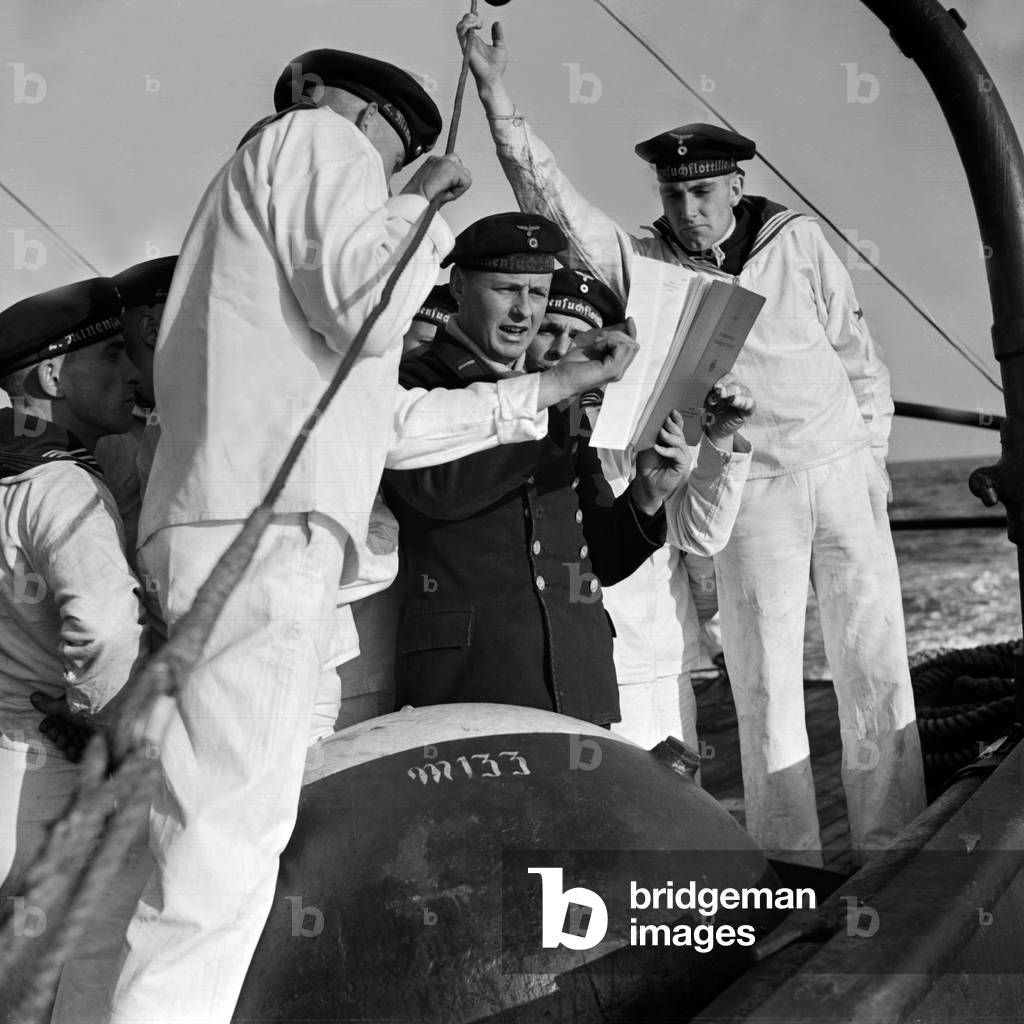 Navy recruits of the 2nd minesweeper flotilla exercising with their petty officer, Germany 1930s (b/w photo)