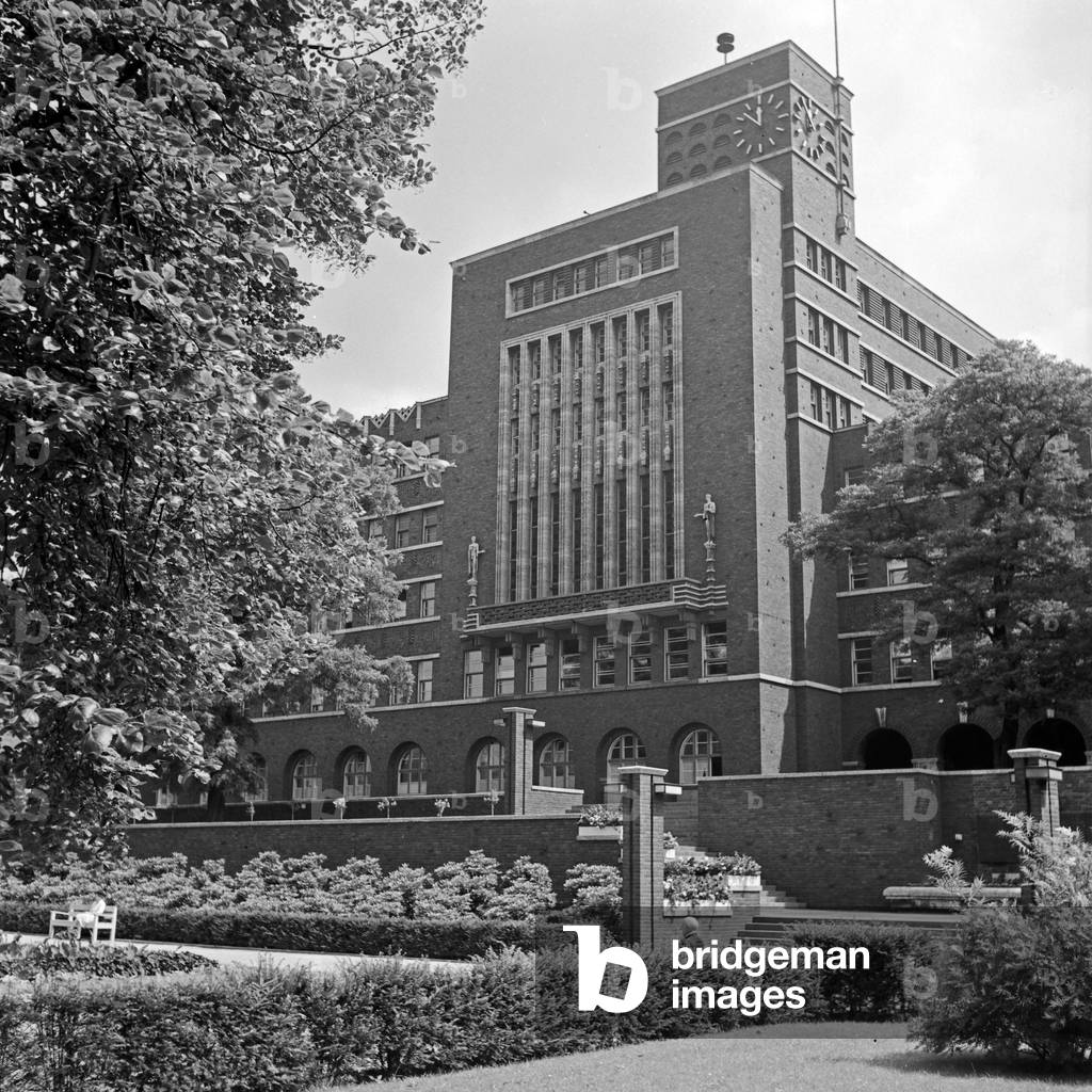 Oberhausen city hall, Germany 1930s (b/w photo)