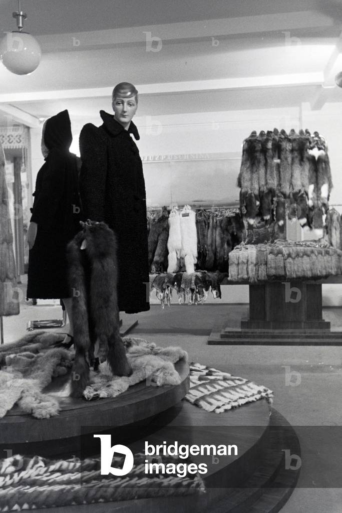 A stand with coats on the Leipziger Frühjahrsmesse, Germany 1941 (b/w photo)