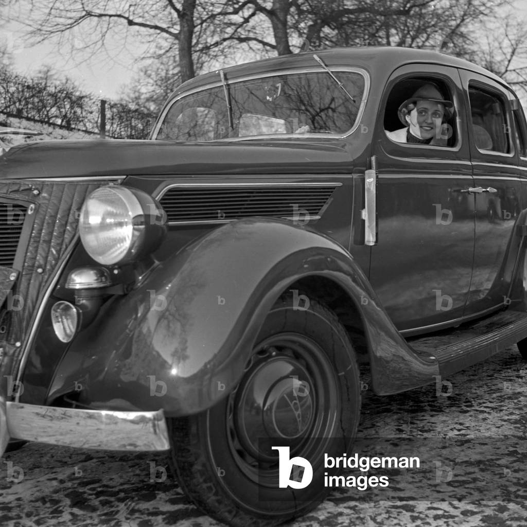 On ski vaction with the Ford V8, Germany 1930s (b/w photo)