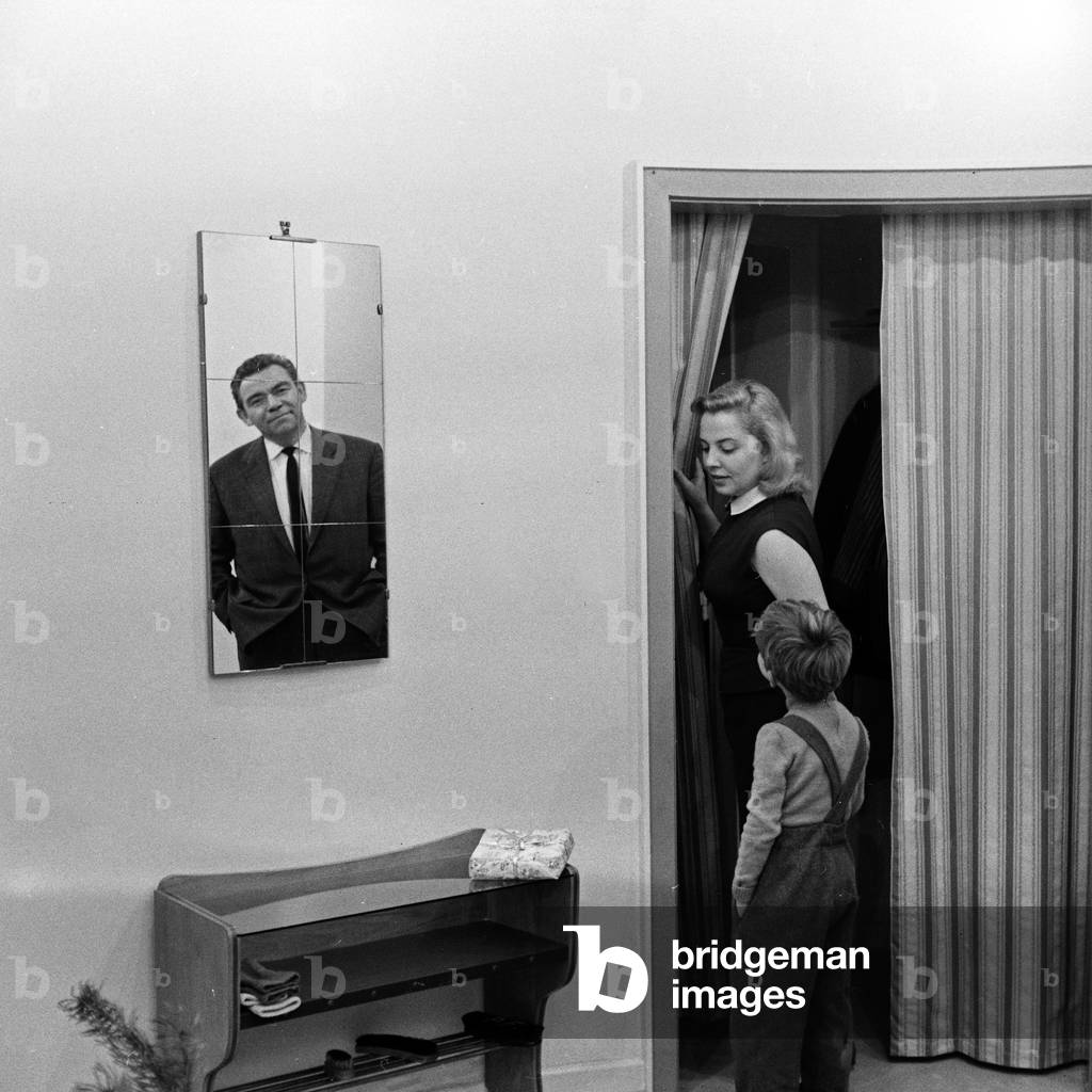 German show presenter and entertainer Peter Frankenfeld (in the mirror) with his wife Lonny Kellner and their son Thomas at their house in Wedel, Germany 1950s