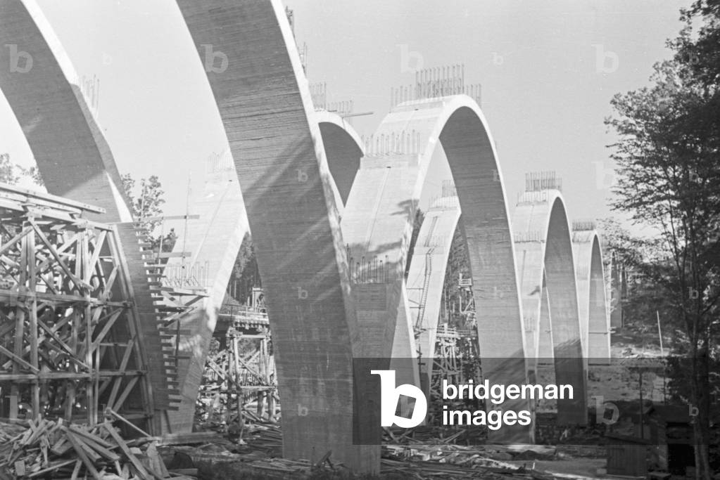 Construction of the motorway bridge near Stuttgart, Germany 1930s (b/w photo)