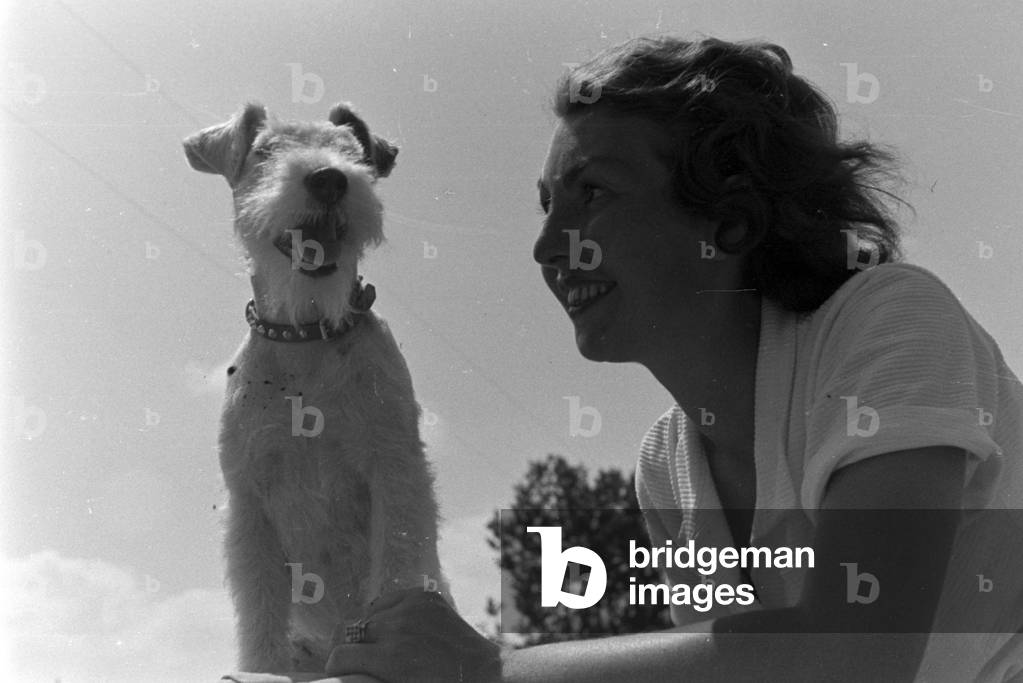 A ride with the Ford V8, Germany 1930s (b/w photo)