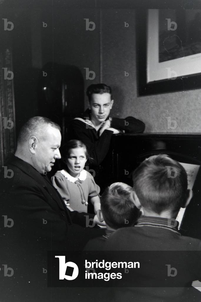 Members of an extended family playing the piano, Germany 1930s
