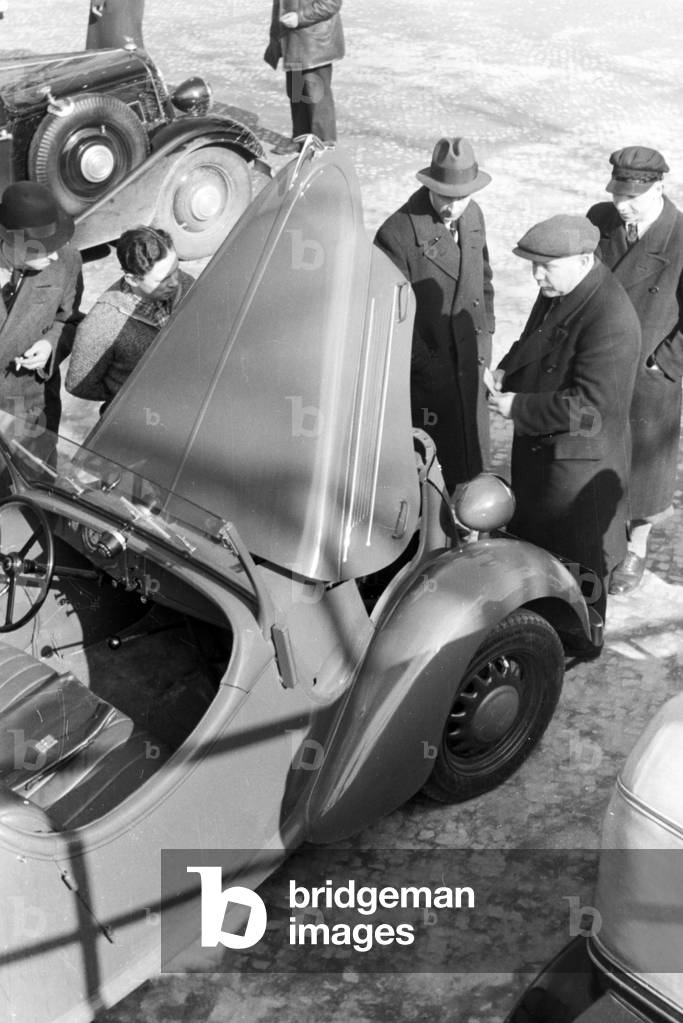With the new car to the register, Germany 1930s (b/w photo)