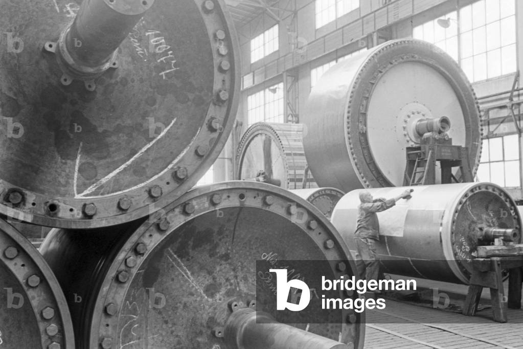 In the factory halls of the industrial company Voith in Heidenheim an der Brenz, Germany 1930s (b/w photo)