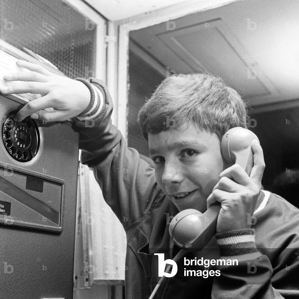 A young reader of the German 
