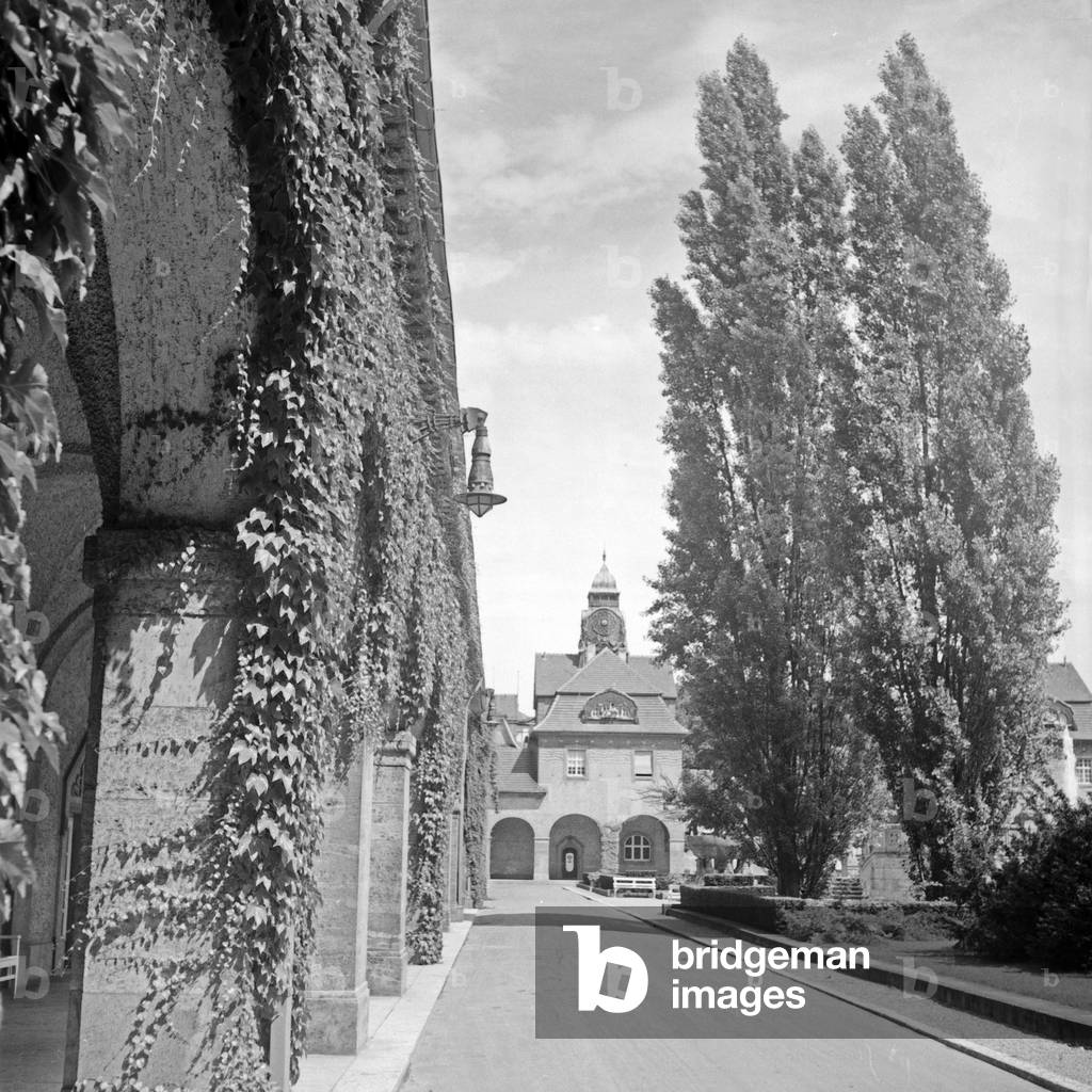 At Sprudelhof spa in Bad Nauheim, Germany 1930s (b/w photo)