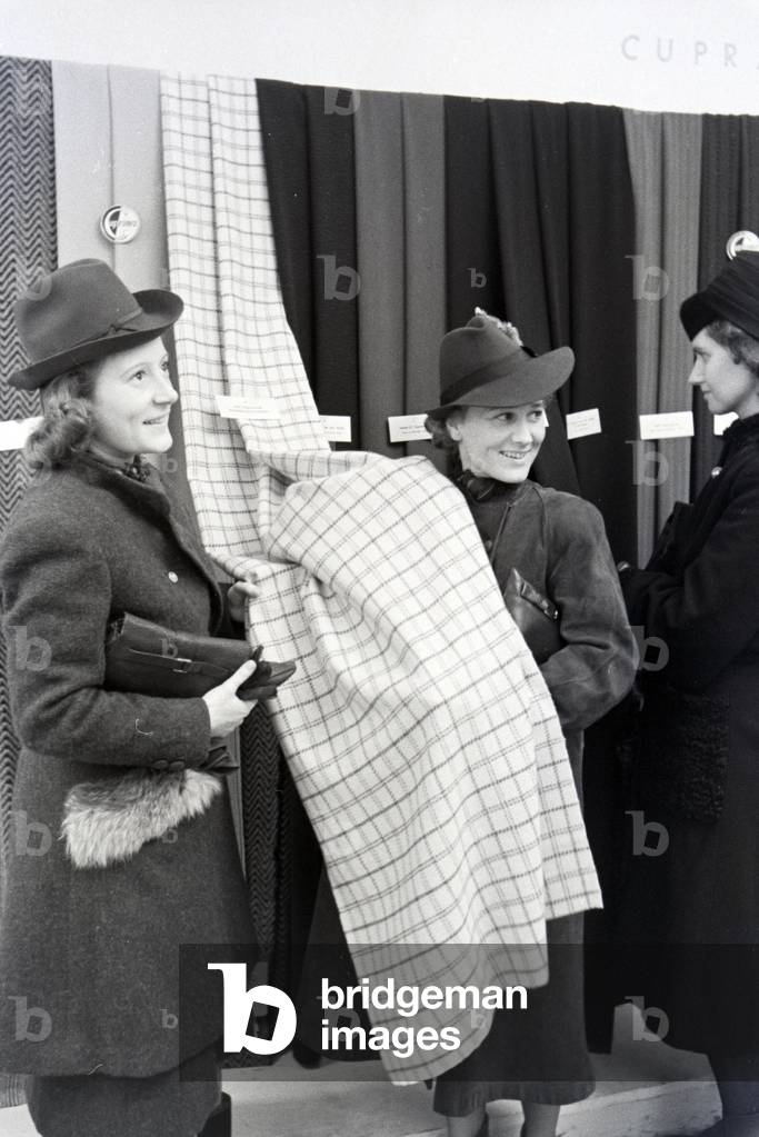 Women at a stand by the company I.G.Farbenindustrie with aceta artificial silk, on the occasion of the Wiener Modewoche in the house of fashion 