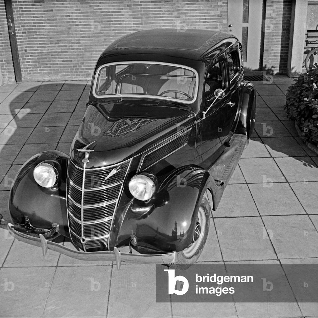A Ford V8 in front of the German Ford headquarters at Cologne, Germany 1930s (b/w photo)