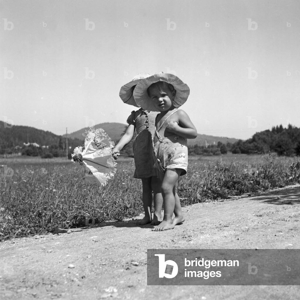 Two toddlers strolling through summer, Germany 1930s (b/w photo)
