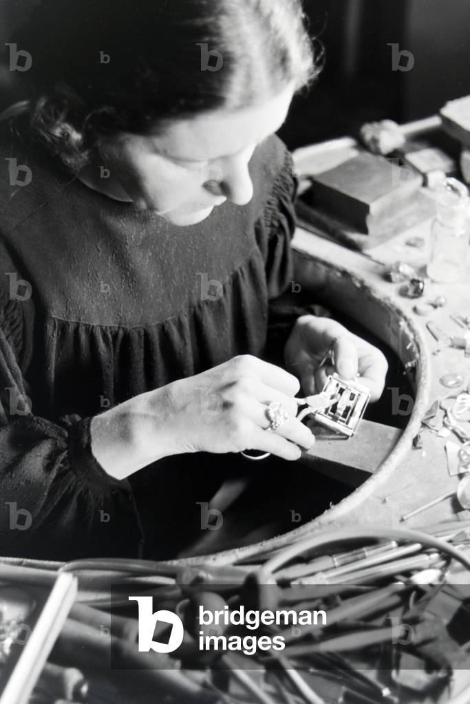 A goldsmith working on a piece of jewellery, Germany 1930s (b/w photo)