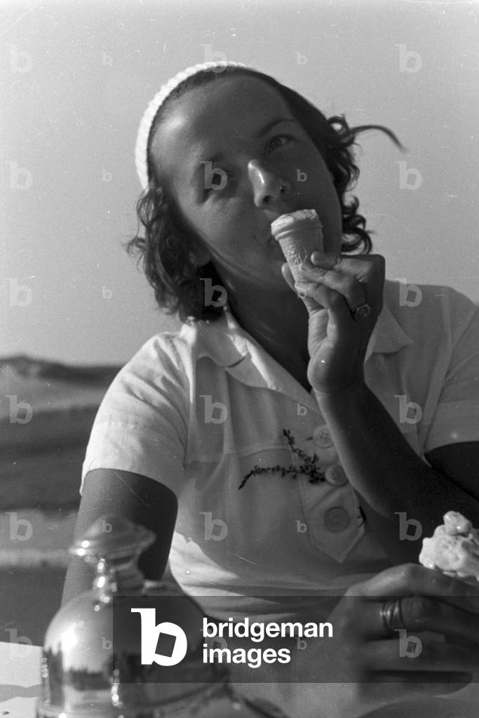 Vacation at the Baltic Sea, Germany 1930s (b/w photo)