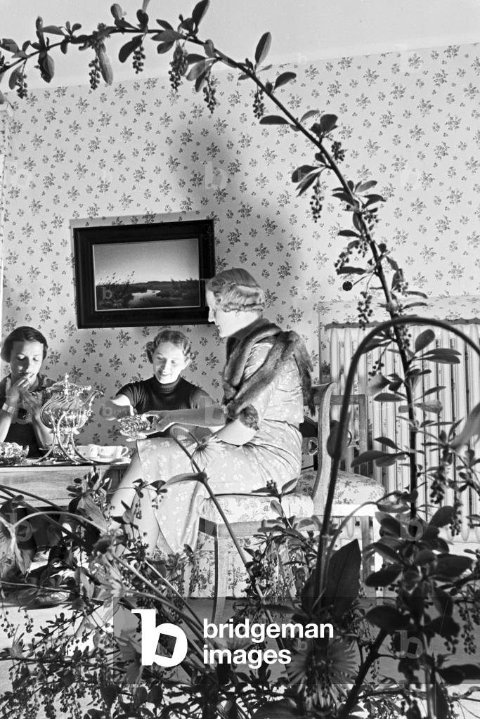 Relaxation in Hotel Wehrle in Triberg during a journey to the Black Forest, Germany 1930s (b/w photo)
