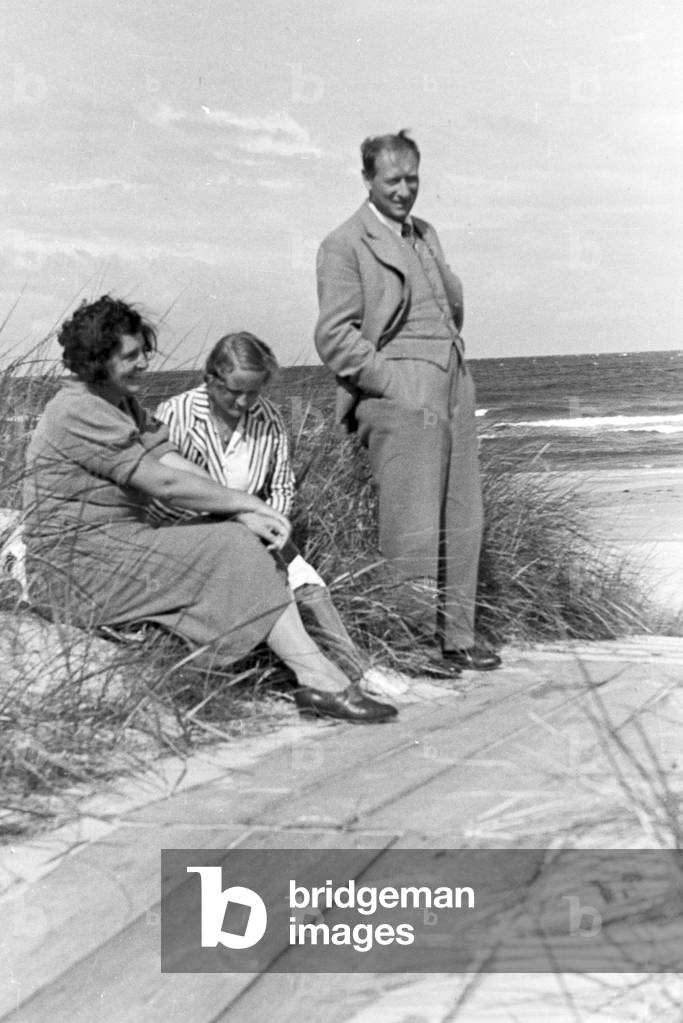 Holidaymakers at the beach of the BAltic Sea, Germany 1930s (b/w photo)
