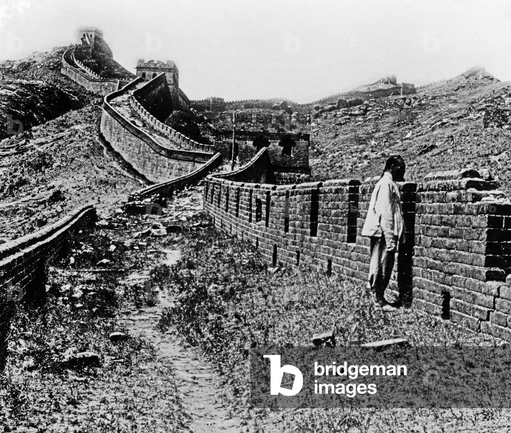A Chinese standing at the Chinese Wall, China 1910s