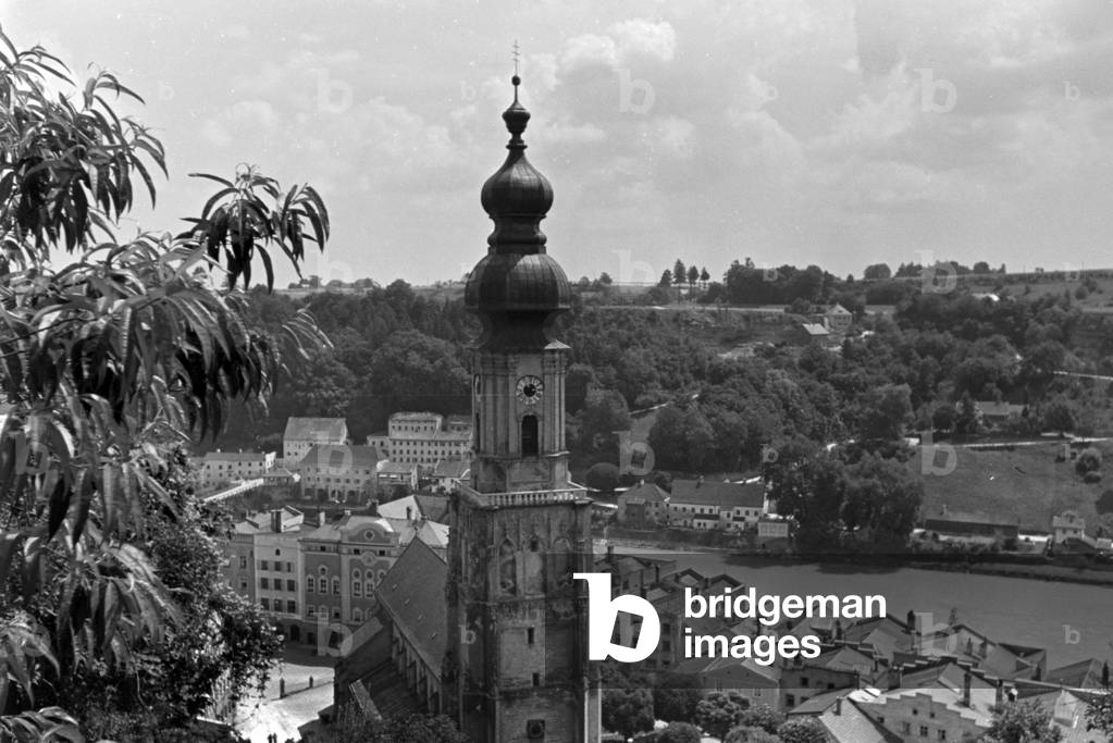 St Jacob's church at Burghausen in Bavaria, Germany 1930s (b/w photo)