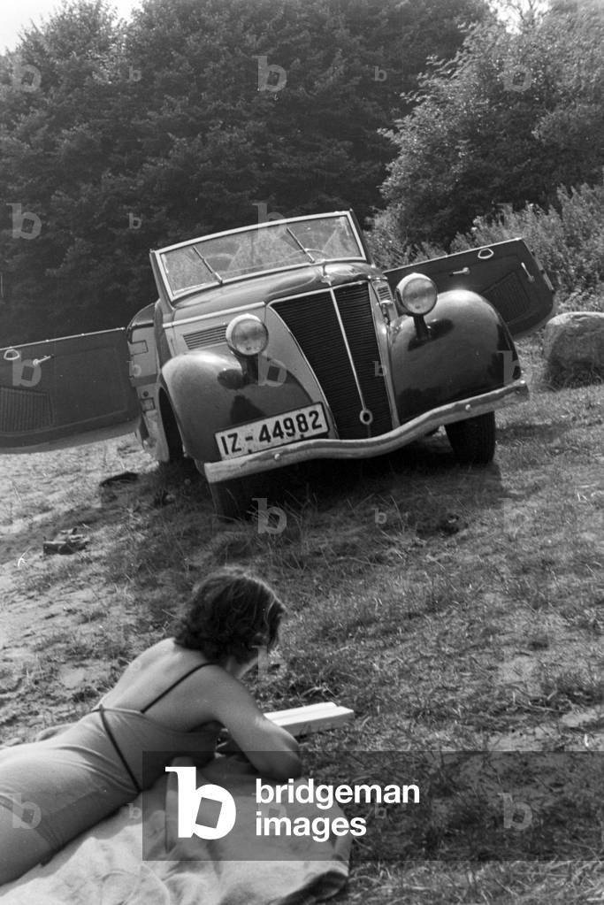 Vacation by car on the shore of the Baltic Sea, Germany 1930s (b/w photo)