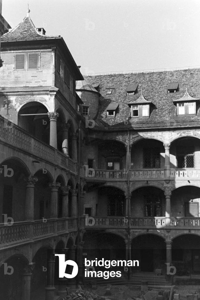 Inner courtyard of a city building, Germany 1930s (b/w photo)